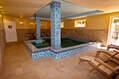 Sala relax in piscina coperta con cascate cervicali.