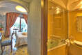 Camera De Luxe vista mare e bagno con doccia multifunzione.