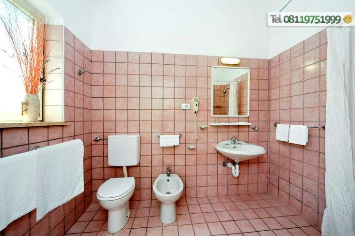 Bagno con doccia, camera standard. 