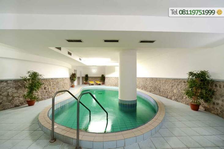 Piscina termale coperta 34/36° con idromassaggio.
