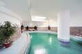 Piscina termale coperta con zona relax.