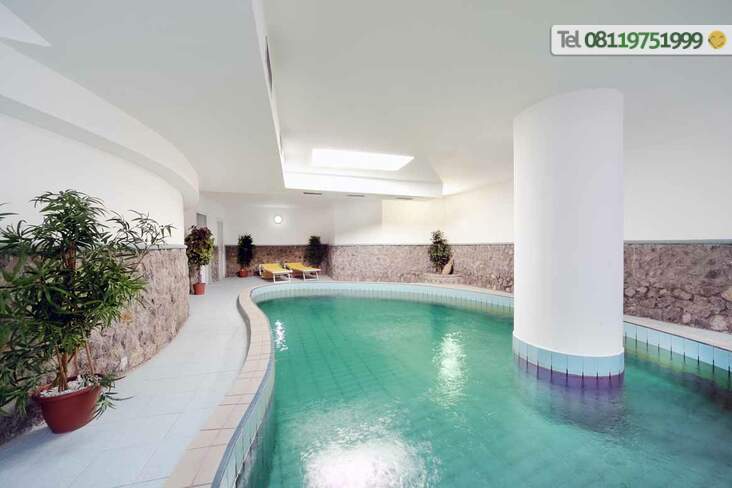 Piscina termale coperta con zona relax.