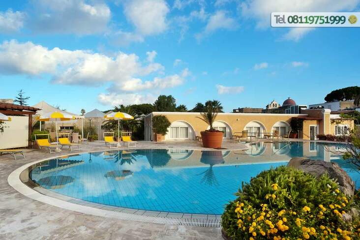 La piscina esterna con solarium attrezzato. 