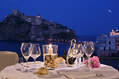 Cena sul mare a lume di candela vista Castello Aragonese.